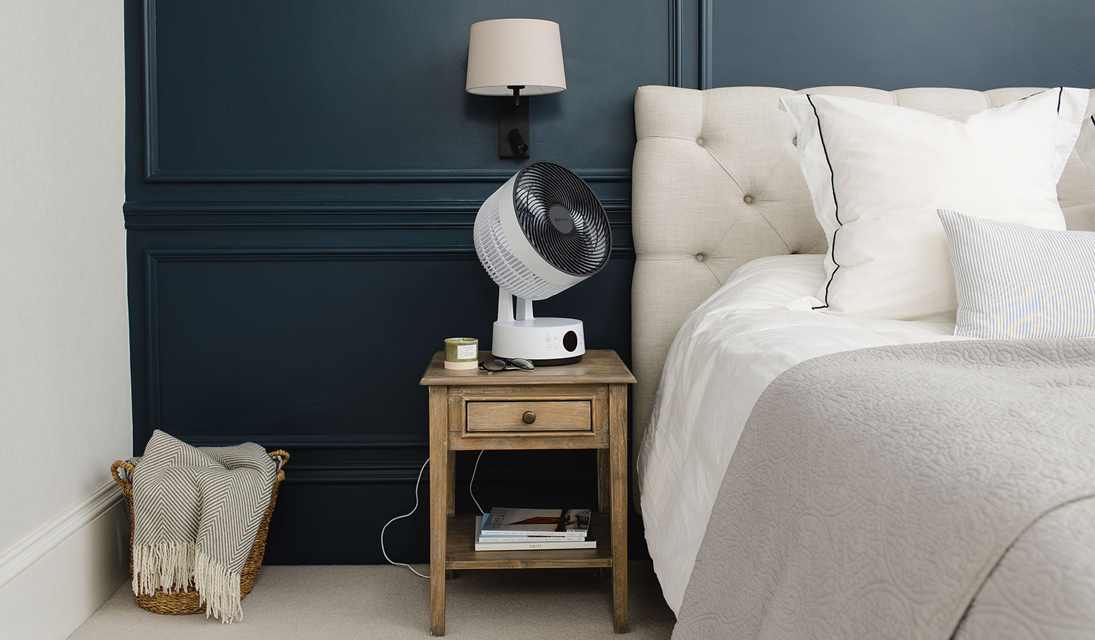 Ο MeacoFan Sefte 10” Table είναι αθόρυβος επιτραπέζιος ανεμιστήρας γραφείου, με 12 ταχύτητες, τηλεχειριστήριο, διπλή ταλάντωση και χαμηλή κατανάλωση (8–26W). Ιδανικός για υπνοδωμάτια, γραφεία ή μικρούς χώρους. Φορητός, αποδοτικός και μοντέρνος, με βραβείο Quiet Mark για αθόρυβη λειτουργία.